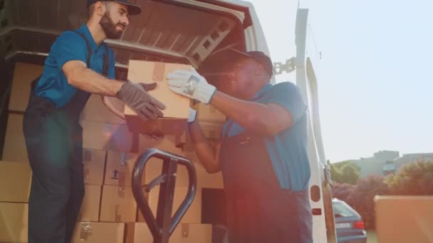 Trabajadores de almacén cargan furgoneta de entrega de Locistics — Vídeo de stock