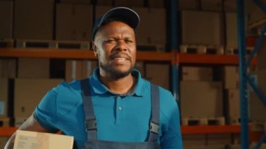 gülümseyen depo işçisi