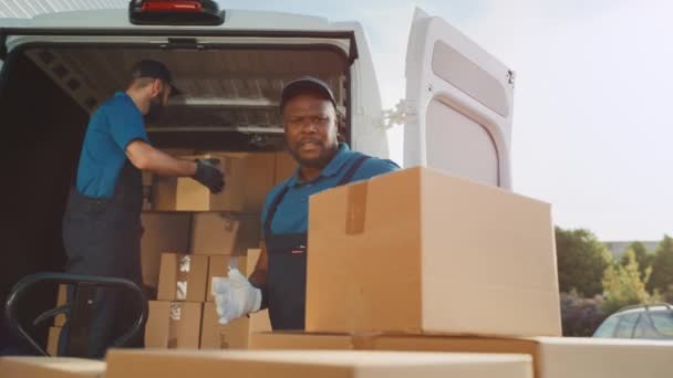 Trabajadores de almacén cargan furgoneta de entrega de Locistics — Vídeos de Stock