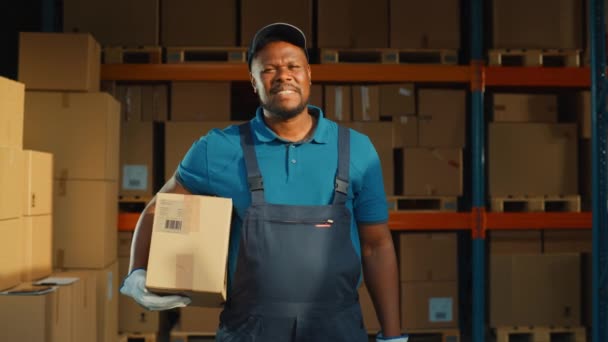 Trabalhador do armazém sorrindo — Vídeo de Stock