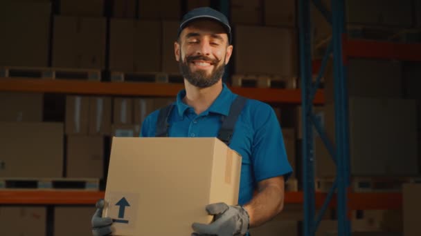 Magazzino lavoratore sorridente — Video Stock