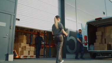 Depo çalışanları minibüsü boşaltıyorlar