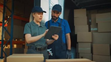 Depo İşçileri Van Aracı Yüklüyor