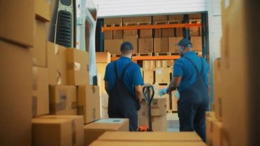 Depo İşçileri Van Aracı Yüklüyor