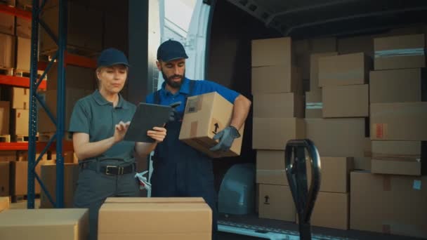 Carico dei lavoratori del magazzino Van Vehicle — Video Stock