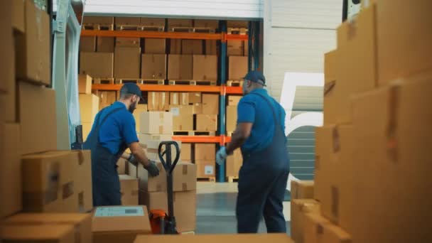 Magazijn Werknemers laden Van Voertuig — Stockvideo