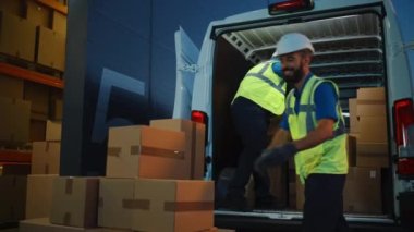 Depo İşçileri Van Aracı Yüklüyor