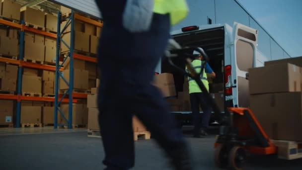 Lagerarbeiter beladen Transporter — Stockvideo