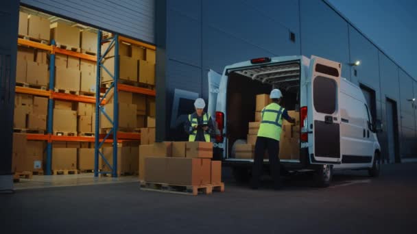 Empleados de almacén cargando vehículo Van — Vídeo de stock