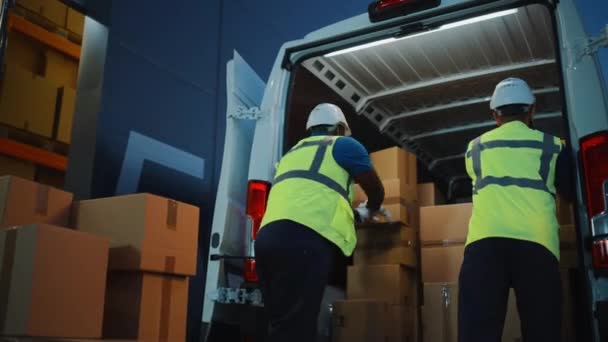 Pekerja Gudang memuat Kendaraan Van — Stok Video