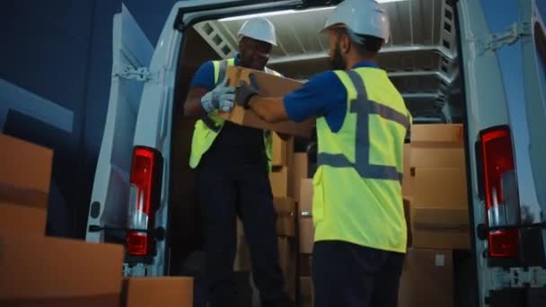 装卸货车的仓库工人 — 图库视频影像