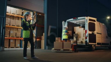 Depo çalışanları minibüsü boşaltıyorlar
