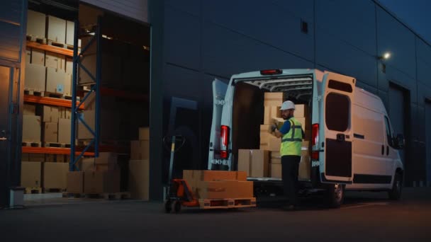 Empleados de almacén descargando vehículo Van — Vídeo de stock
