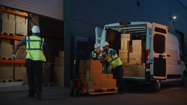 Рабочие склада разгружают фургон — стоковое видео