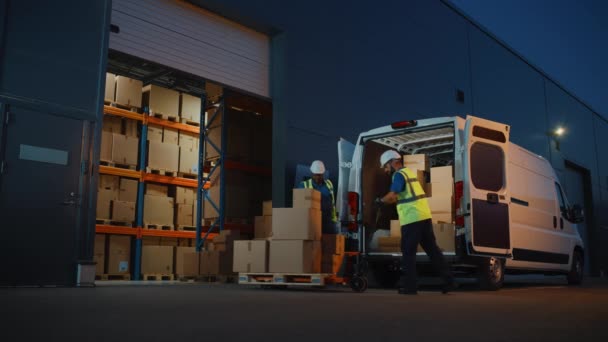 Empleados de almacén descargando vehículo Van — Vídeo de stock