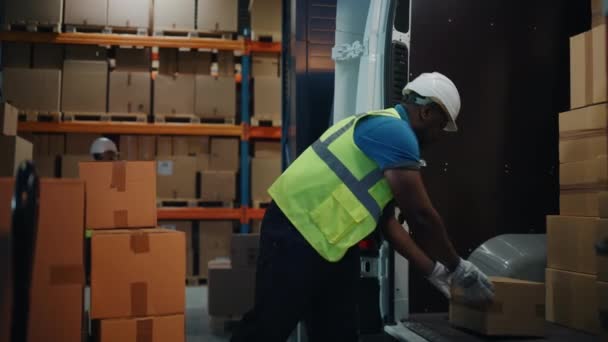 Ouvriers d'entrepôt déchargeant le véhicule fourgon — Video