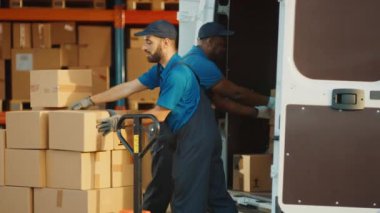 Depo İşçileri Van Aracı Yüklüyor