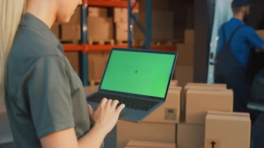 Depo İşçisi Yeşil Ekran Laptop Yükleme Minibüsü kullanıyor