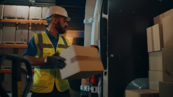 Рабочие склада погрузили фургон — стоковое видео