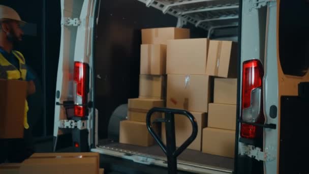 Almacén de carga de los trabajadores Van Vehicle — Vídeo de stock