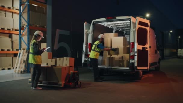 Складські робітники завантажують Van Vehicle — стокове відео