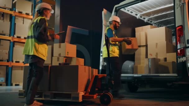 Lagerarbetare som lastar lätta lastbilar — Stockvideo