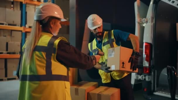 Pracovníci skladu nakládají dodávkové vozidlo — Stock video