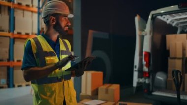 Tablet Kullanılan Portre Depo İşçisi