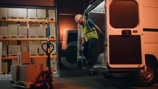 Empleados de almacén cargando vehículo Van — Vídeos de Stock