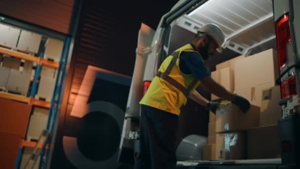 Armazém Trabalhadores carregando Van Veículo — Vídeo de Stock
