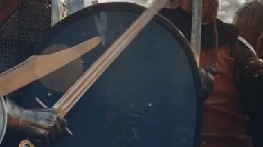 Savaşçı Şövalyeler Savaş Alanında Savaşmaya Hazır