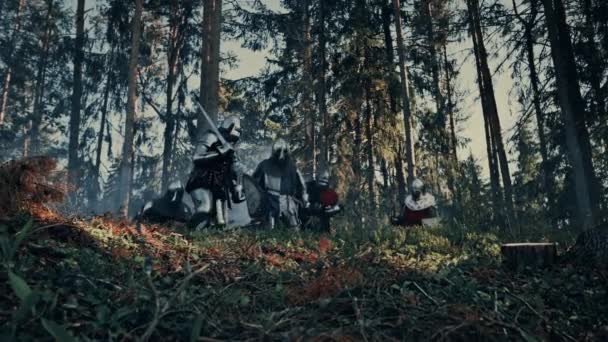 Группа средневековых воинов-ножей в лесу — стоковое видео
