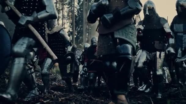 Группа средневековых воинов-ножей в лесном походе — стоковое видео