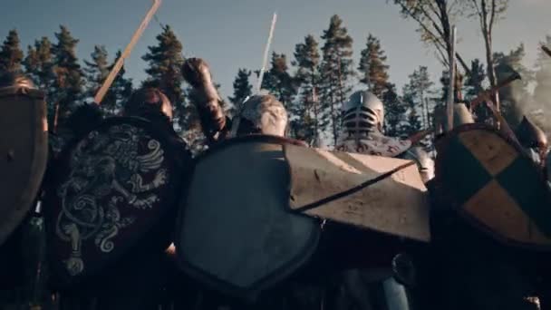 Středověcí bojovníci připraveni k boji — Stock video