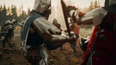 Savaşçı Şövalyeler Savaş Alanında Kılıçlarla Savaşır
