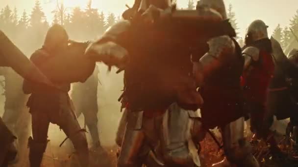 Воины-рыцари сражаются на мечах — стоковое видео
