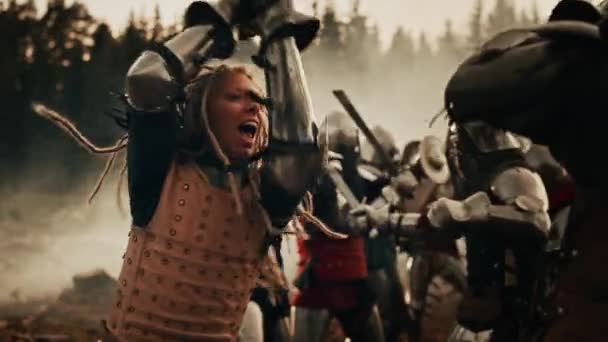 Epic Female Knight Warrior Atttacking Enemy — Stock video