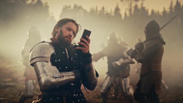 Knight Warrior Använda Smartphone på slagfältet — Stockvideo