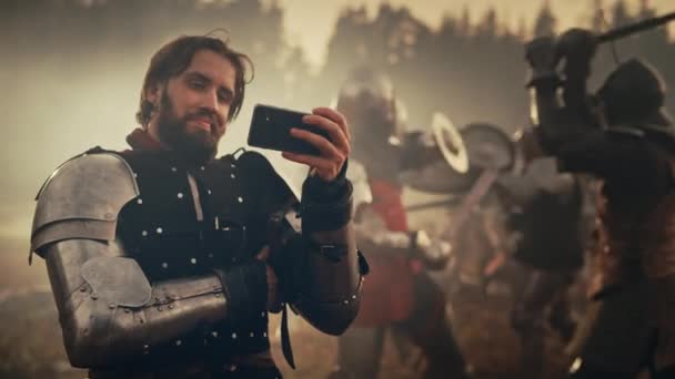 Knight Warrior pomocí Smartphone na bitevním poli — Stock video