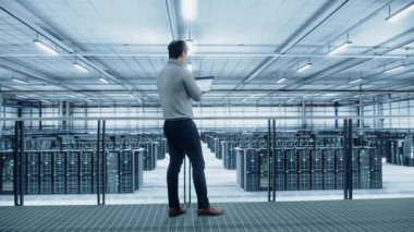 Veri Merkezi Uzmanı Dizüstü bilgisayar kullanıyor