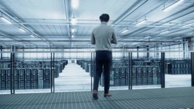 Veri Merkezi Uzmanı Dizüstü bilgisayar kullanıyor