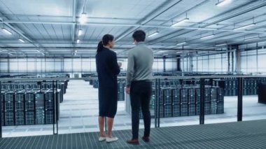 İki Veri Merkezi Uzmanı Laptop Bilgisayarı Kullanıyor