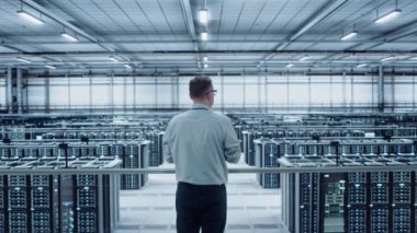 Veri Merkezi Uzmanı Dizüstü bilgisayar kullanıyor