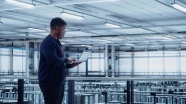 Veri Merkezi Uzmanı Dizüstü bilgisayar kullanıyor