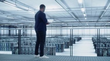 Veri Merkezi Uzmanı Dizüstü bilgisayar kullanıyor