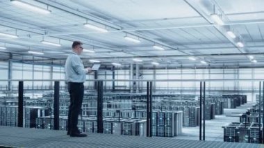 Veri Merkezi Uzmanı Dizüstü bilgisayar kullanıyor