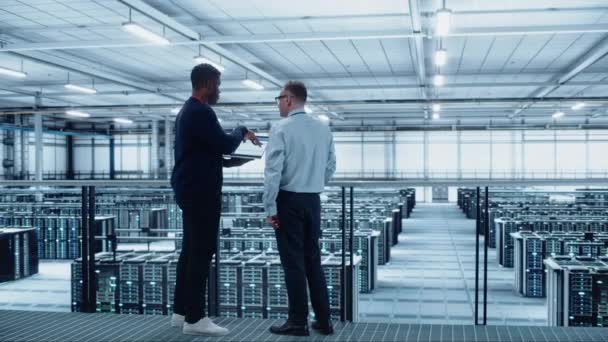 Twee datacenter specialisten praten Laptop Computer gebruiken — Stockvideo