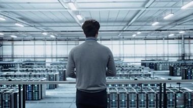 Veri Merkezi Uzmanı Dizüstü bilgisayar kullanıyor