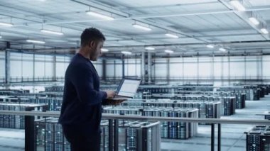 Veri Merkezi Uzmanı Dizüstü bilgisayar kullanıyor