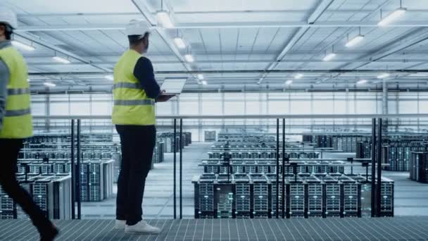 Data Center Specialist in High Visibility Vest używa komputera Laptop — Wideo stockowe